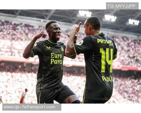 阿贾克斯比赛因球迷燃放烟花纪念逝者中断43分钟后被取消